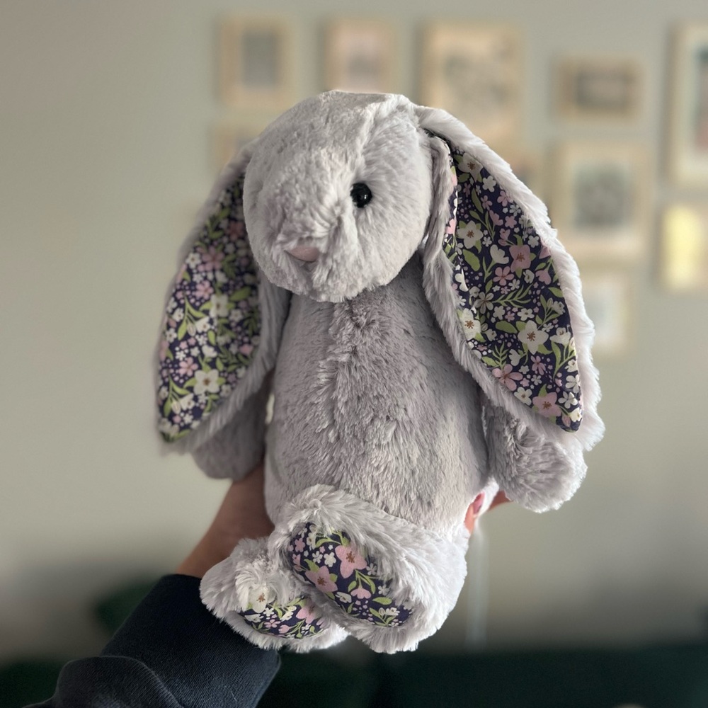 Jellycat Blossom Grey Bunny ‘Bloom’ - Authentic & BNWT! 🌷 - Picture 3 of 6